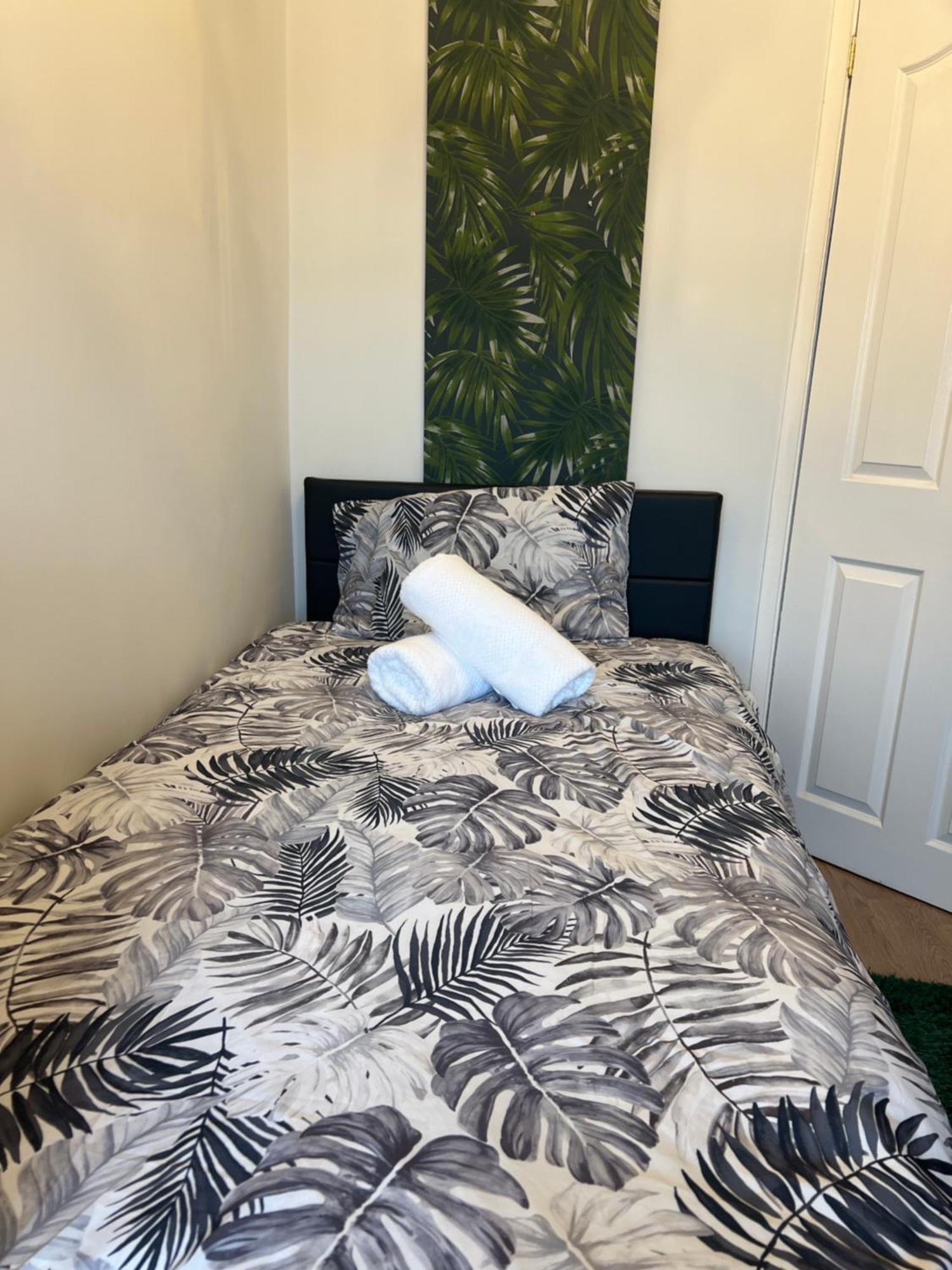Double Room In Great Barr Near M5 - M6 - Parking - Tv Bed-Garden Birmingham Exterior photo